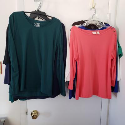 LOT 10Z: 14 Chico's Solid Tops Size 1-2