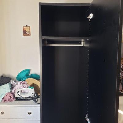 LOT 49Z: 3 Piece Mirrored Standing Closet