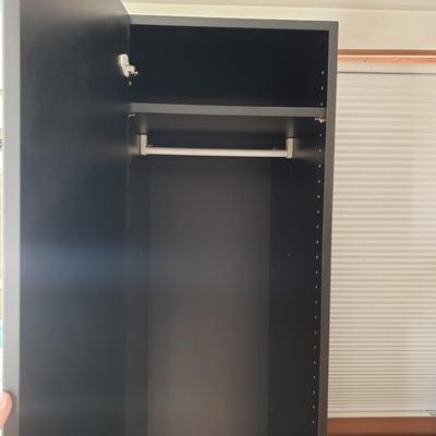 LOT 49Z: 3 Piece Mirrored Standing Closet