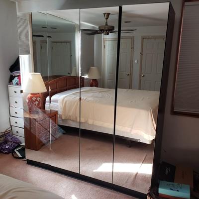 LOT 49Z: 3 Piece Mirrored Standing Closet