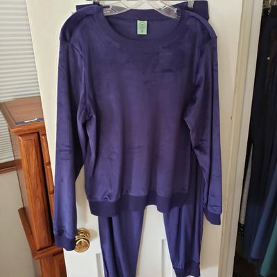 LOT 50Z: Closet Full of 100 Pairs of Pants-Some New with Tags