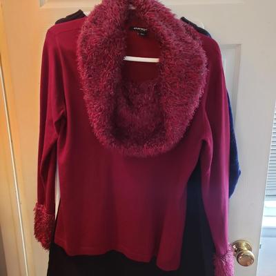 LOT 52Z: Closet Full of 100 Tshirts, Sweatshirts, Pants & More