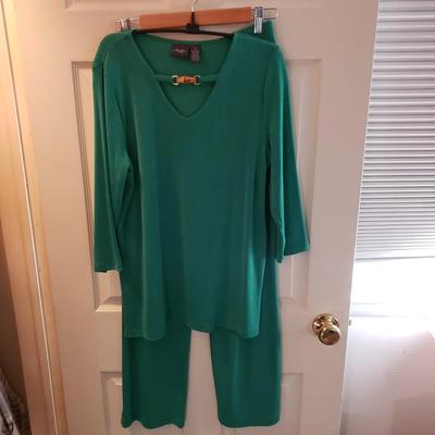 LOT 52Z: Closet Full of 100 Tshirts, Sweatshirts, Pants & More