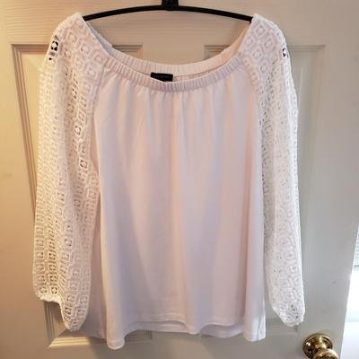 LOT 52Z: Closet Full of 100 Tshirts, Sweatshirts, Pants & More