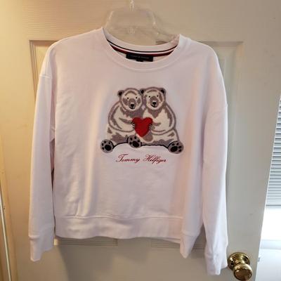 LOT 52Z: Closet Full of 100 Tshirts, Sweatshirts, Pants & More