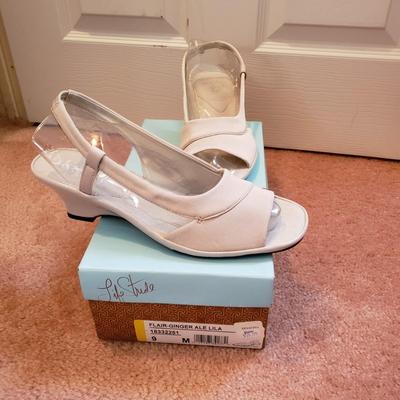 LOT 56Z: Ladies Strappy & Colorful Sandals Size 9-10