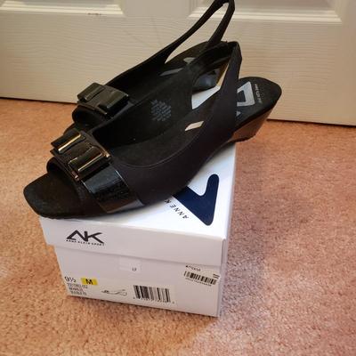 LOT 56Z: Ladies Strappy & Colorful Sandals Size 9-10