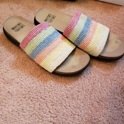 LOT 56Z: Ladies Strappy & Colorful Sandals Size 9-10