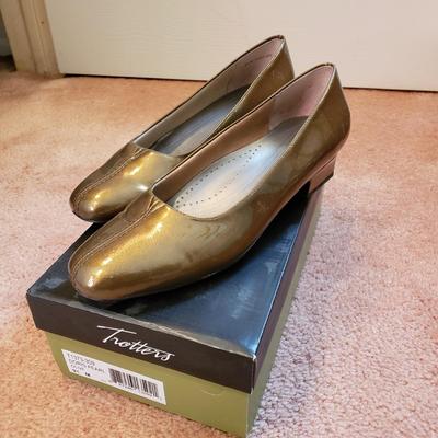LOT 58Z: Large Collection of Ladies Heeled Shoes Size 9-10