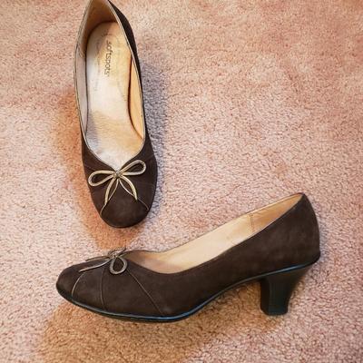 LOT 58Z: Large Collection of Ladies Heeled Shoes Size 9-10