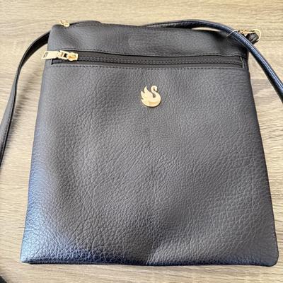 LOT 62D: Three Gloria Vanderbilt Purses