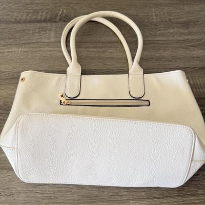 LOT 68D: LC by Carryland & London Fog Collection Handbags