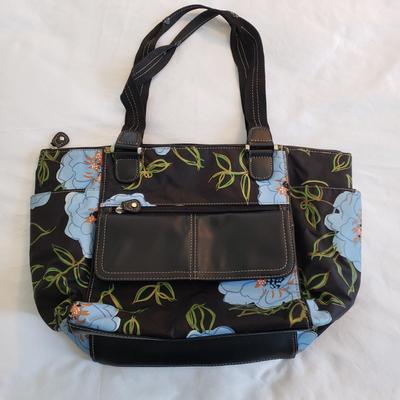 LOT 163Z: Collection of Travel Bags by Travelon, Kenneth Cole, Liz Claiborne & More