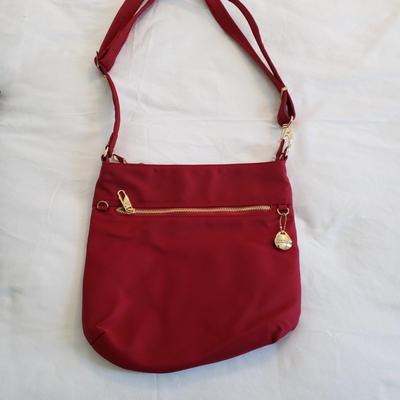 LOT 163Z: Collection of Travel Bags by Travelon, Kenneth Cole, Liz Claiborne & More