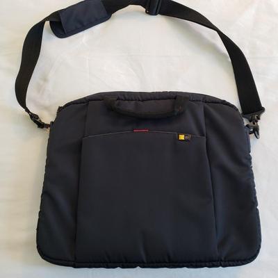 LOT 163Z: Collection of Travel Bags by Travelon, Kenneth Cole, Liz Claiborne & More