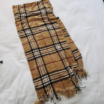 LOT 165Y: Collection of Ladies Scarves & Belts