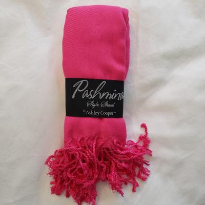 LOT 165Y: Collection of Ladies Scarves & Belts