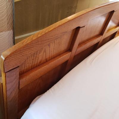 LOT 167Z: Bedroom Set: Two Nightstands with Matching Headboard & Pair of Lamps