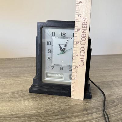LOT 189K: Vintage Art Deco Hammond Gregory Sky Scraper Electric Desk Calendar Clock