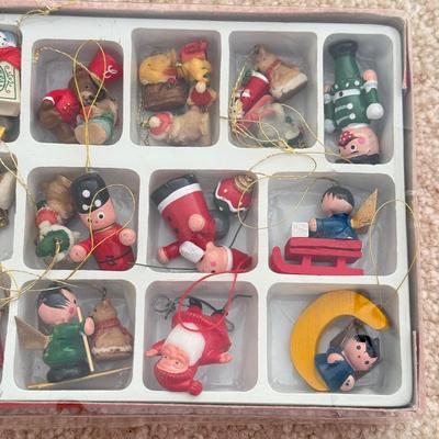 LOT 195L: Vintage & Modern Christmas Ornaments in Boxes