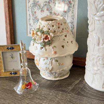 LOT 196H: Lenox Rose Vase, 1978 Yorkraft Robert Browning Quote Stained Glass, Musical Glass Hummingbird & More