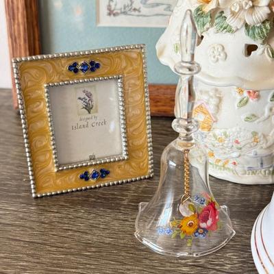 LOT 196H: Lenox Rose Vase, 1978 Yorkraft Robert Browning Quote Stained Glass, Musical Glass Hummingbird & More