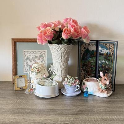 LOT 196H: Lenox Rose Vase, 1978 Yorkraft Robert Browning Quote Stained Glass, Musical Glass Hummingbird & More