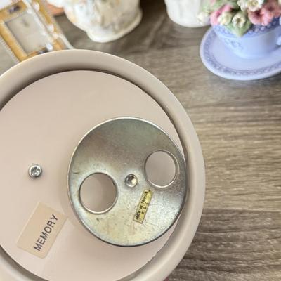 LOT 196H: Lenox Rose Vase, 1978 Yorkraft Robert Browning Quote Stained Glass, Musical Glass Hummingbird & More