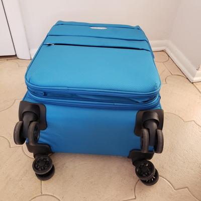 LOT 201L: Rolling Carry On Luggage by London Fog & Journey