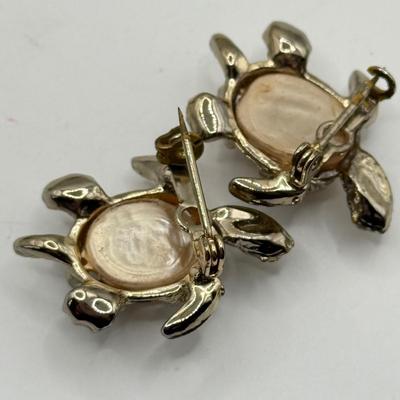 LOT 215J: Pins, Brooches, Rings: Hallmark Cat Witch Halloween Pin, Trifari Pin, Turtle Scatter Pins & More