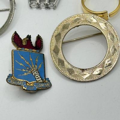 LOT 215J: Pins, Brooches, Rings: Hallmark Cat Witch Halloween Pin, Trifari Pin, Turtle Scatter Pins & More