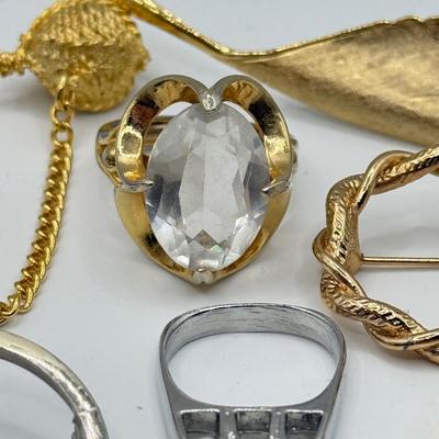 LOT 215J: Pins, Brooches, Rings: Hallmark Cat Witch Halloween Pin, Trifari Pin, Turtle Scatter Pins & More