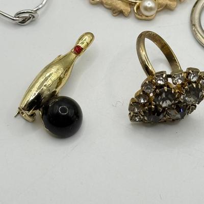 LOT 215J: Pins, Brooches, Rings: Hallmark Cat Witch Halloween Pin, Trifari Pin, Turtle Scatter Pins & More