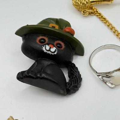 LOT 215J: Pins, Brooches, Rings: Hallmark Cat Witch Halloween Pin, Trifari Pin, Turtle Scatter Pins & More