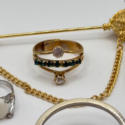 LOT 215J: Pins, Brooches, Rings: Hallmark Cat Witch Halloween Pin, Trifari Pin, Turtle Scatter Pins & More