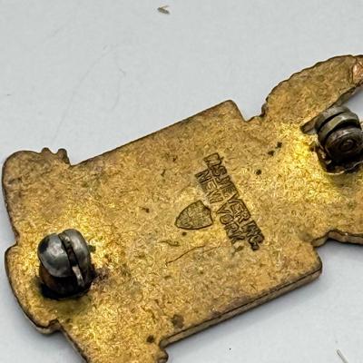 LOT 215J: Pins, Brooches, Rings: Hallmark Cat Witch Halloween Pin, Trifari Pin, Turtle Scatter Pins & More