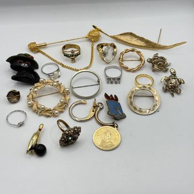 LOT 215J: Pins, Brooches, Rings: Hallmark Cat Witch Halloween Pin, Trifari Pin, Turtle Scatter Pins & More