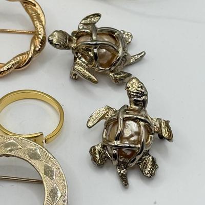 LOT 215J: Pins, Brooches, Rings: Hallmark Cat Witch Halloween Pin, Trifari Pin, Turtle Scatter Pins & More