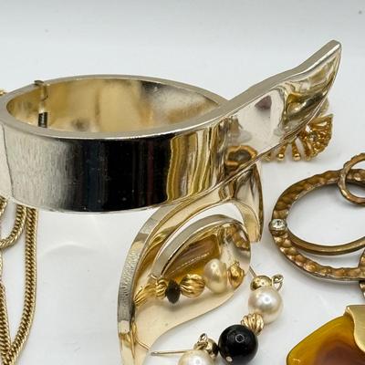 LOT 216J: Goldtone Snake Belt, Pierced Earrings, Matching CZ Earrings & Bracelet