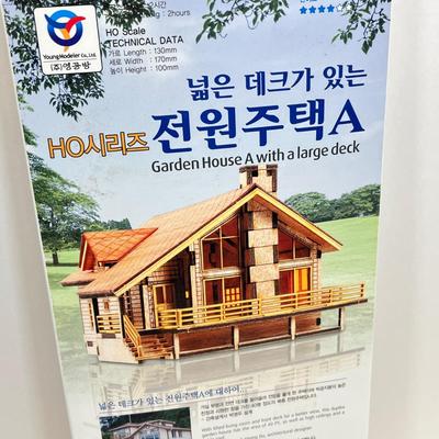 LOT 61: Building Toys and Models