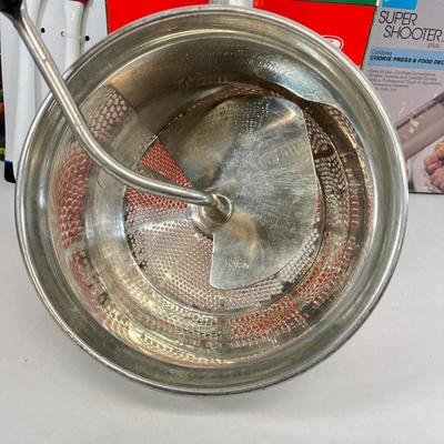 LOT 72: Kitchen Collection - Gadgets and Cookbooks