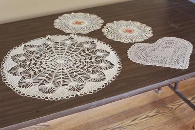 Sale Photo Thumbnail #37: Set of 4 Crochet doilies with patterns