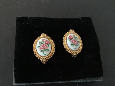 Vintage Avon English Rose Earrings. New