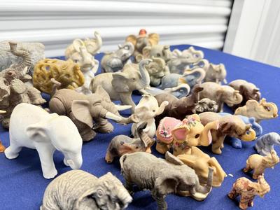 Elephant figurines - Lot 4