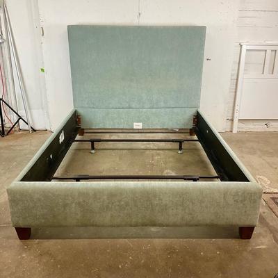 645 Mitchell Gold & Bob WIlliams Queen Bed