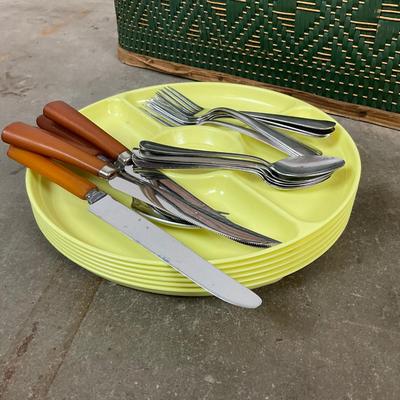 653 Vintage Woven Picnic Basket With Mugs, Plates & Utensils