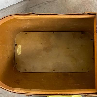 653 Vintage Woven Picnic Basket With Mugs, Plates & Utensils