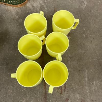 653 Vintage Woven Picnic Basket With Mugs, Plates & Utensils