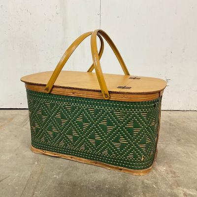 653 Vintage Woven Picnic Basket With Mugs, Plates & Utensils