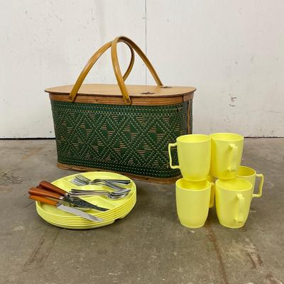 653 Vintage Woven Picnic Basket With Mugs, Plates & Utensils